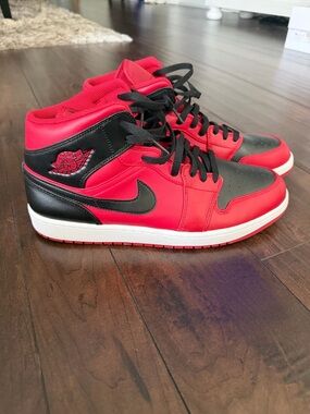 Air Jordan 1 Mid in Black & Red